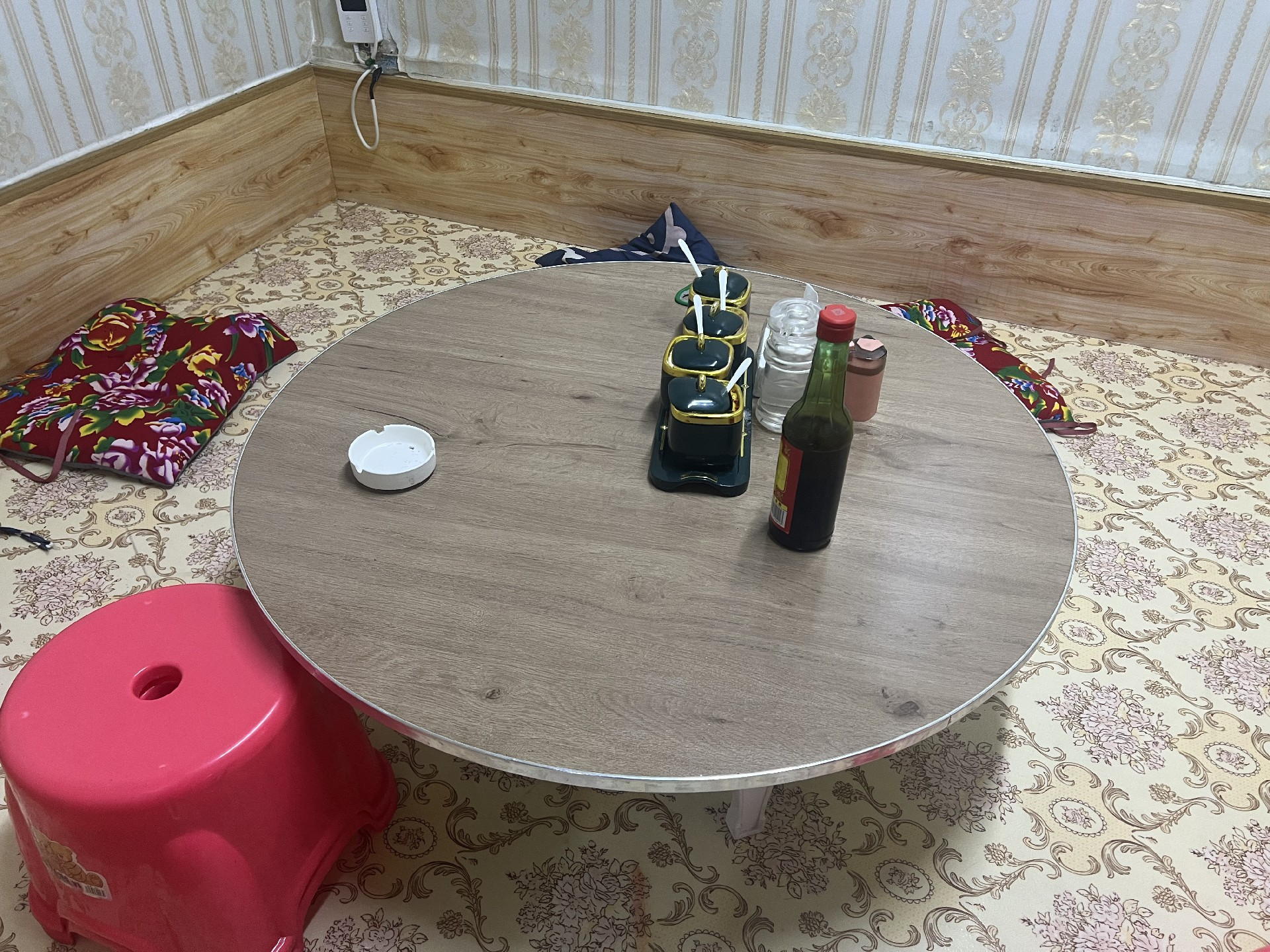 大瓦房羊汤小馆半封闭炕桌环境