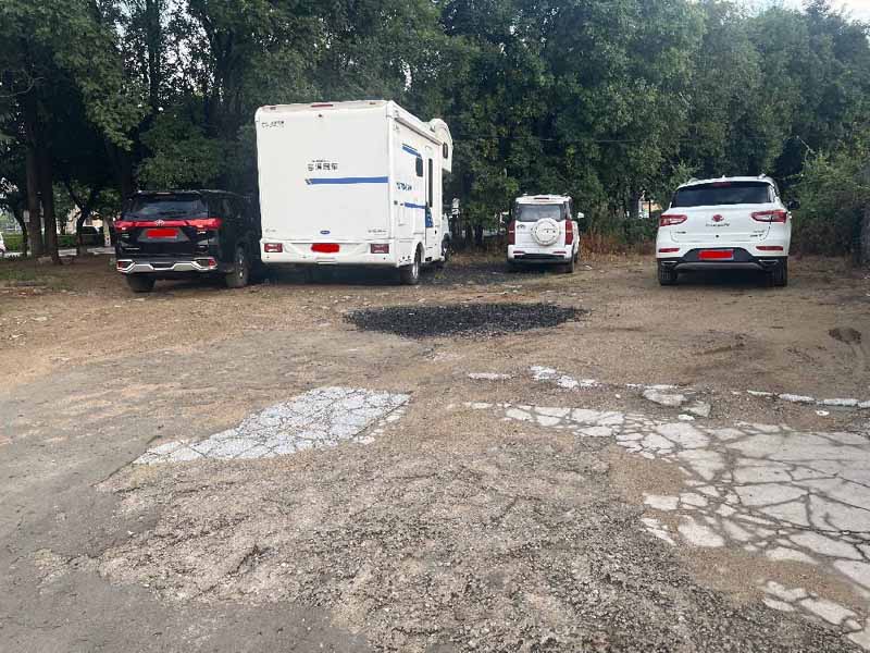 大瓦房羊汤小馆店内门前空地可以进行长期免费停车，合理摆放位置可同时容纳14辆汽车同时停放！