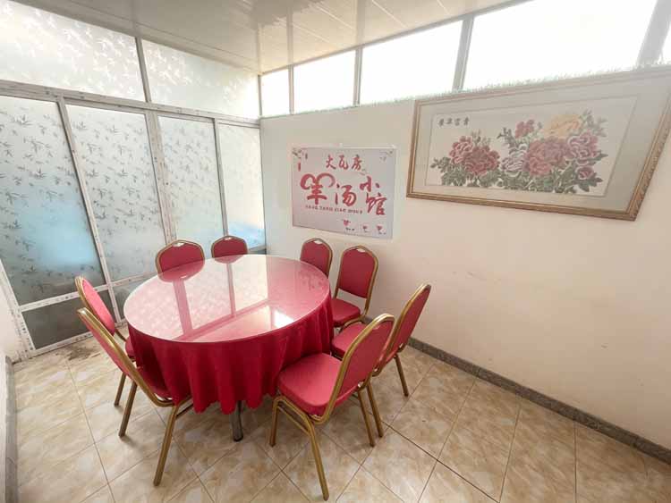 大瓦房羊汤小馆8人封闭小包间适合朋友酒友小聚还有小型点唱机可以适当唱歌放松